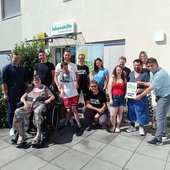 Bild enthält, People, Person, Pants, T-Shirt, Shorts, Portrait, Adult, Male, Man, Woman