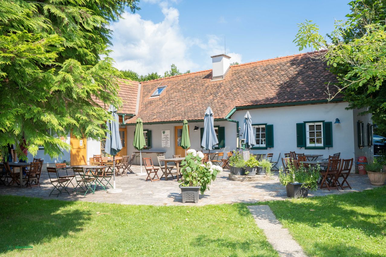 Bild enthält, Cottage, Housing, Grass, Plant, Villa, Chair, Lamp, Hotel, Outdoors, Backyard