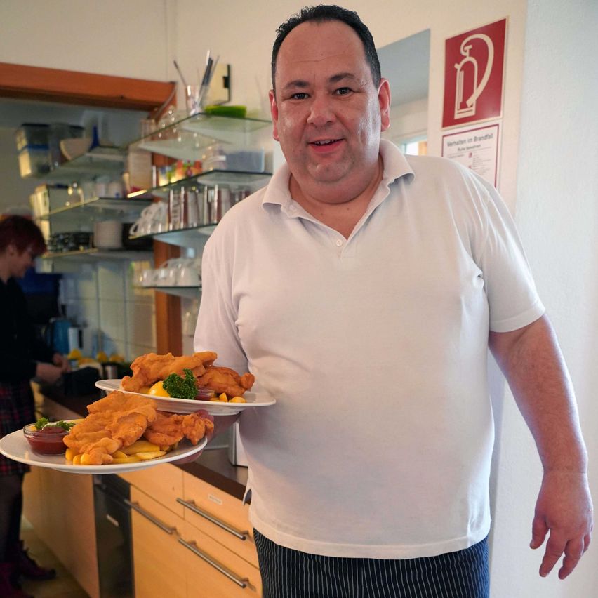 Bild enthält, Adult, Male, Man, Person, Food, Fritters, Face, Plate
