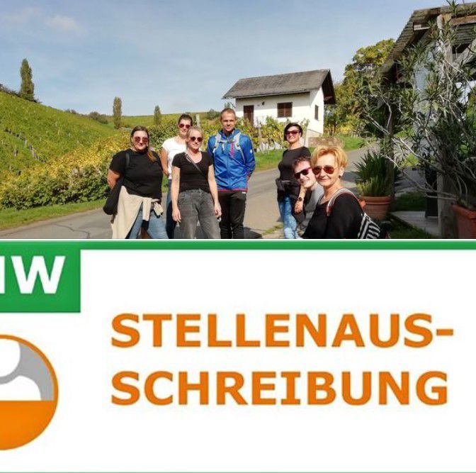 Bild enthält, Villa, Neighborhood, People, Person, Photography, Vegetation, Grass, Portrait, Shelter, Man