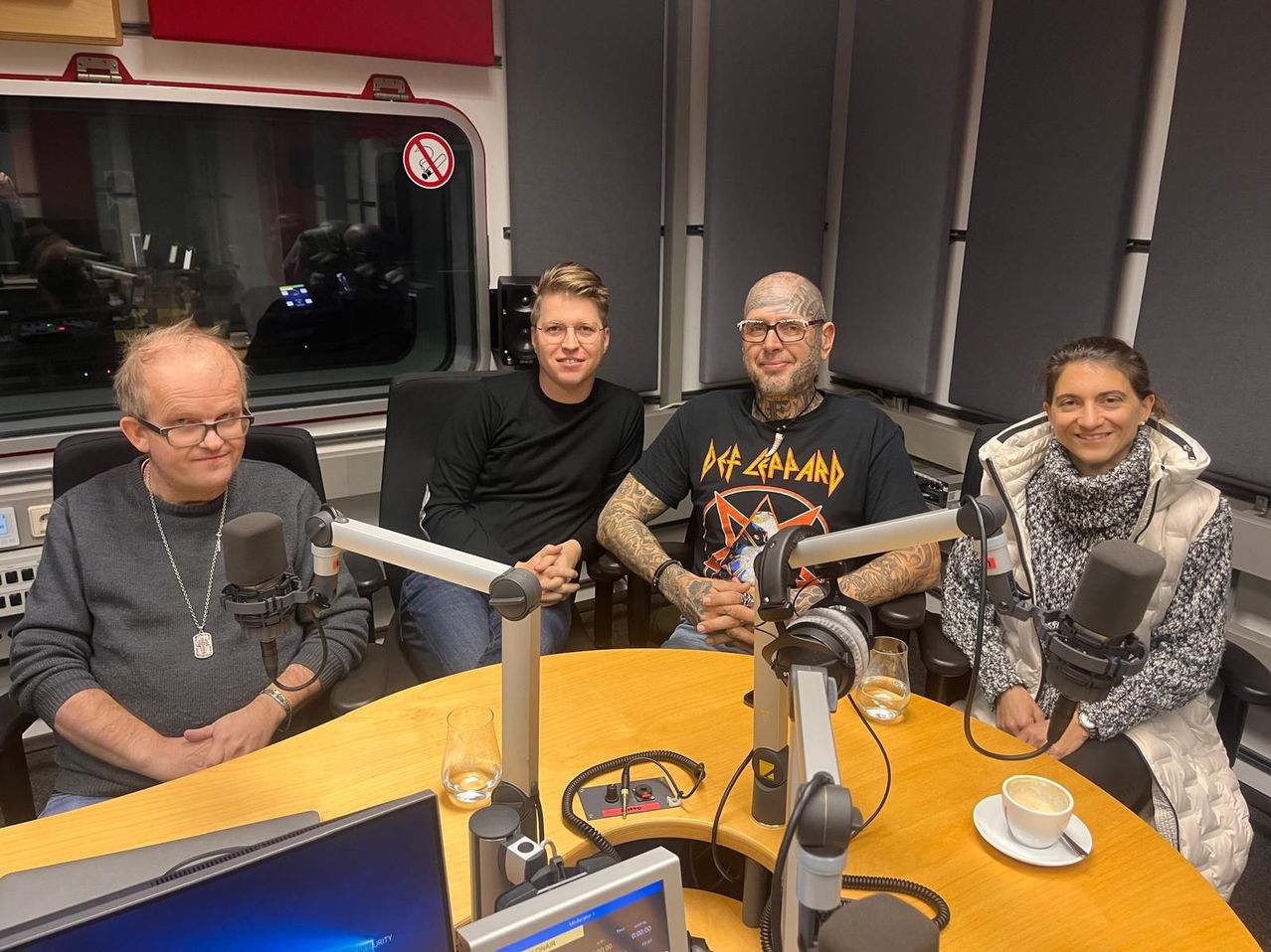 Bild enthält, Adult, Female, Person, Woman, People, Coffee Cup, Face, Head, Male, Man