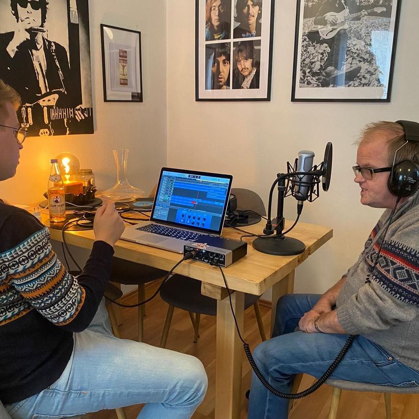 Bild enthält, Table, Laptop, Head, Person, Painting, Desk, Face, Adult, Male, Man