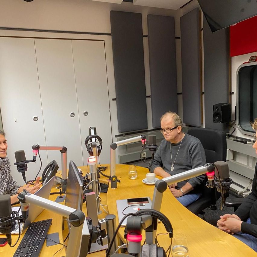 Bild enthält, Adult, Male, Man, Person, Boy, Teen, Female, Woman, Laboratory, Computer Keyboard