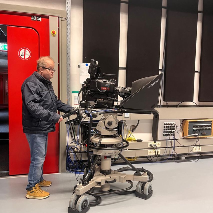 Bild enthält, Adult, Male, Man, Person, Furniture, Table, E-scooter, Transportation, Vehicle