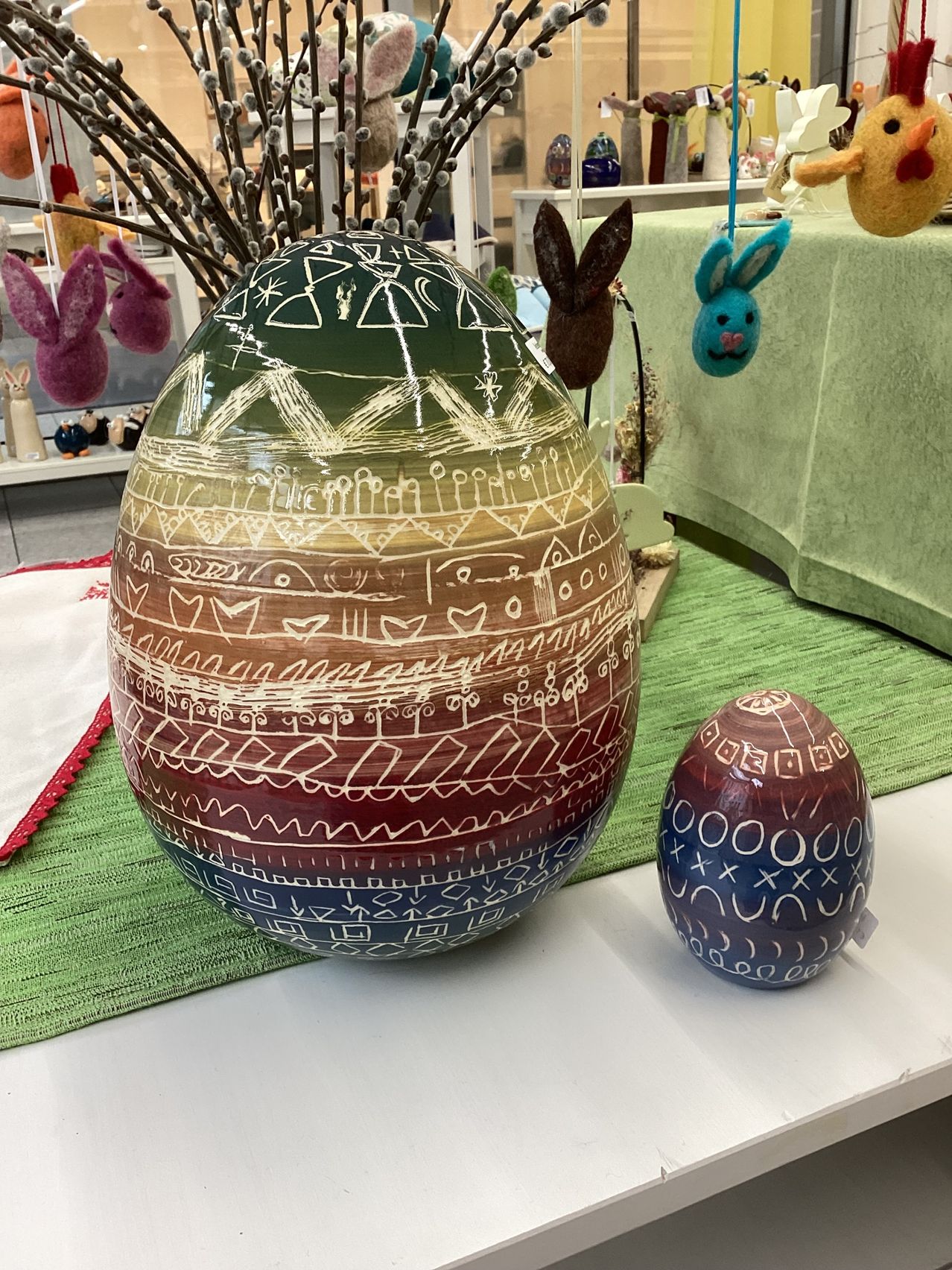 Bild enthält, Art, Handicraft, Ball, Cricket, Cricket Ball, Sport, Furniture