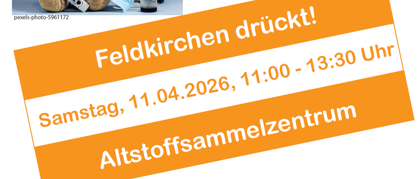 Ein Teddybär mit Gesichtsmaske und einer Flasche. Eine Person übt CPR an einer Puppe.
