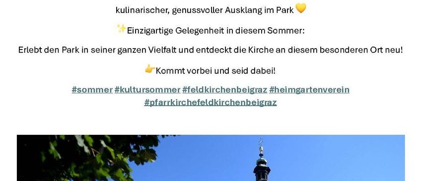 Ein hoher weißer Turm mit einer Uhr an der Seite steht in einem Park mit grünen Bäumen und einem klaren blauen Himmel.