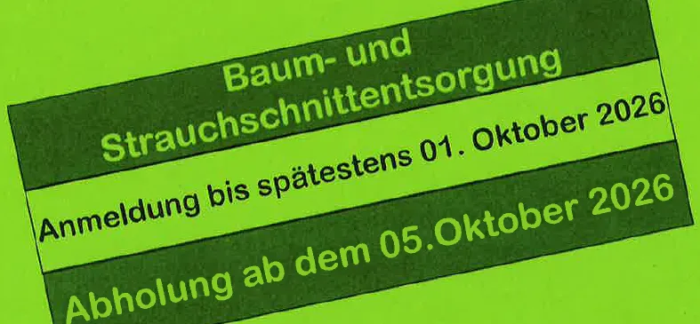 Ein grünes Schild mit weißem Text. Es steht 'Baum-und Strauchschnittentsorgung' und 'Anmeldung bis spätestens 01. Oktober 2026'. Darunter steht 'Abholung ab dem 05.Oktober 2026'.