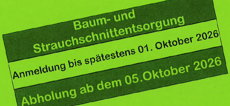 Ein grünes Schild mit weißem Text. Es steht 'Baum-und Strauchschnittentsorgung' und 'Anmeldung bis spätestens 01. Oktober 2026'. Darunter steht 'Abholung ab dem 05.Oktober 2026'.