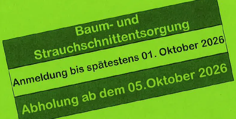 Ein grünes Schild mit weißem Text. Es steht 'Baum-und Strauchschnittentsorgung' und 'Anmeldung bis spätestens 01. Oktober 2026'. Darunter steht 'Abholung ab dem 05.Oktober 2026'.