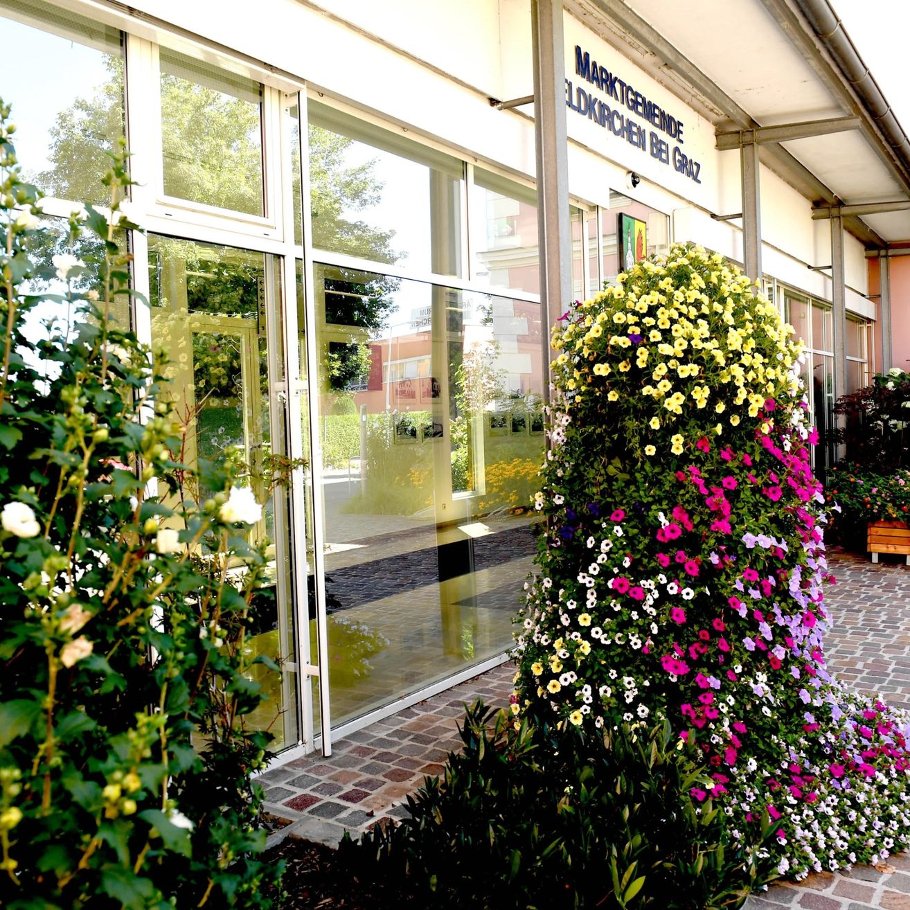 Bild enthält, Garden, Nature, Outdoors, Path, Door, Walkway, Potted Plant, Flower, Building, City