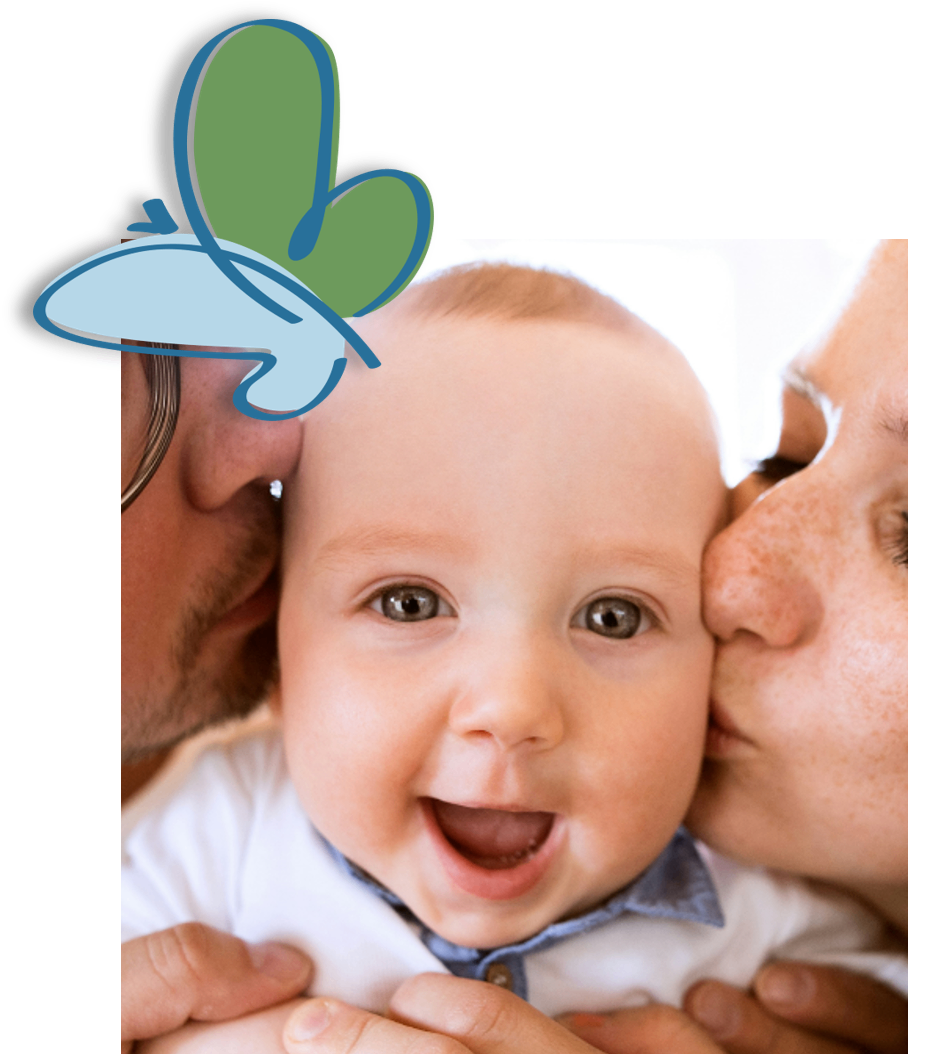 Ein lächelndes Baby mit braunen Augen wird von seinen Eltern gehalten. Sie küssen ihn auf beide Wangen.