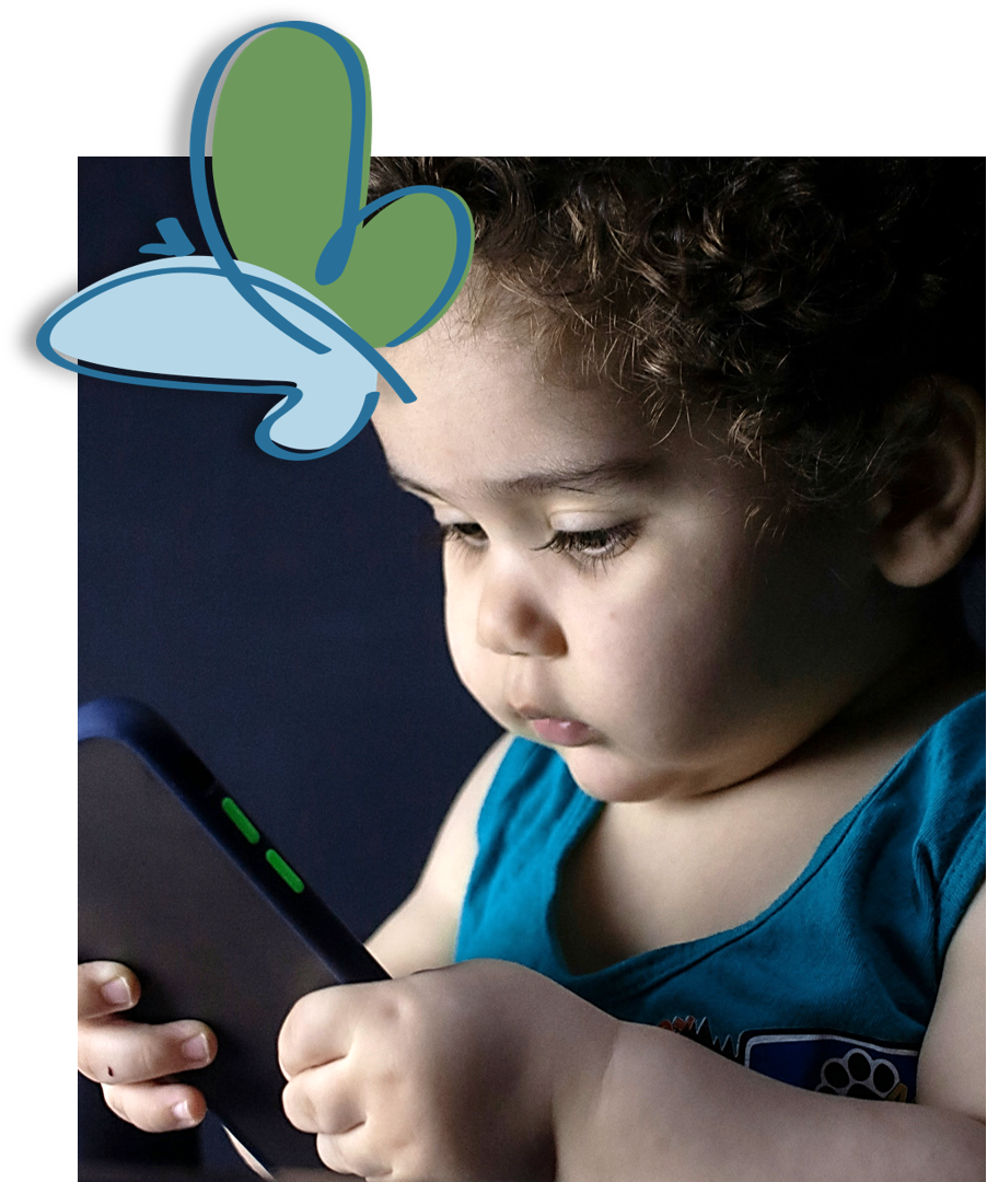 Ein junges Kind mit lockigem Haar und einem hellblauen ärmellosen T-Shirt hält ein Tablet und schaut konzentriert und ernst.