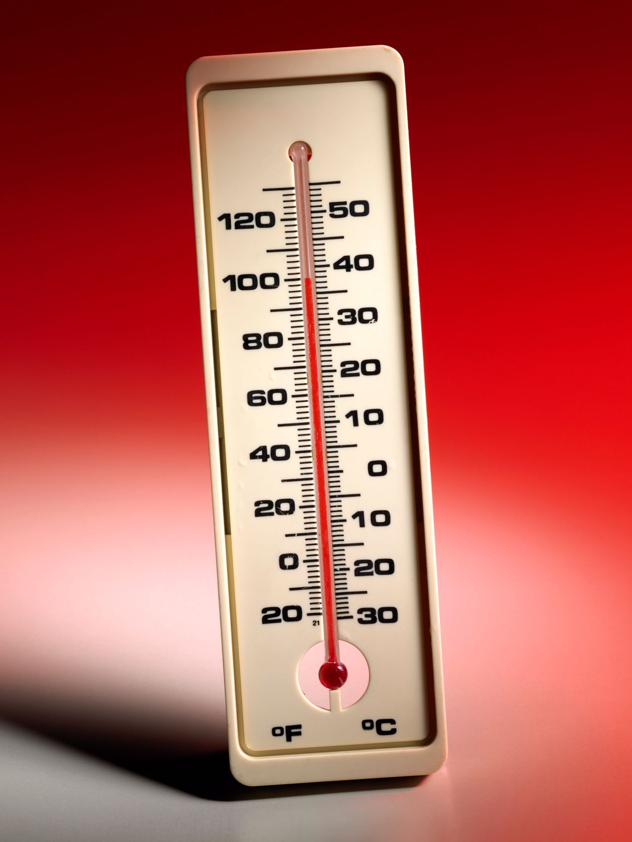 Ein Nahaufnahme eines Thermometers, das eine Temperatur von 38 Grad Celsius anzeigt. Das Thermometer hat eine rote Flüssigkeitssäule und ist mit Fahrenheit- und Celsius-Skalen markiert.