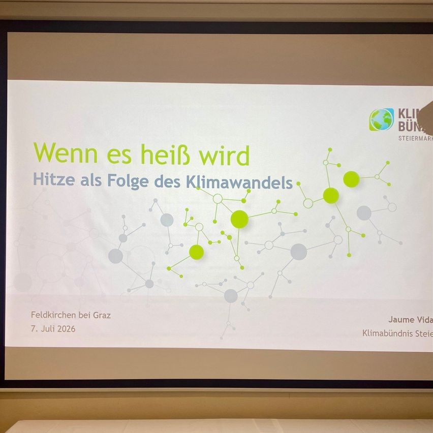 Ein Präsentationsfolie mit dem Titel 'Wenn es heiß wird Hitze als Folge des Klimawandels' und einem Diagramm, das eine Molekülstruktur zeigt. Das Datum ist 7. Juli 2026 und der Ort ist Feldkirchen bei Graz.
