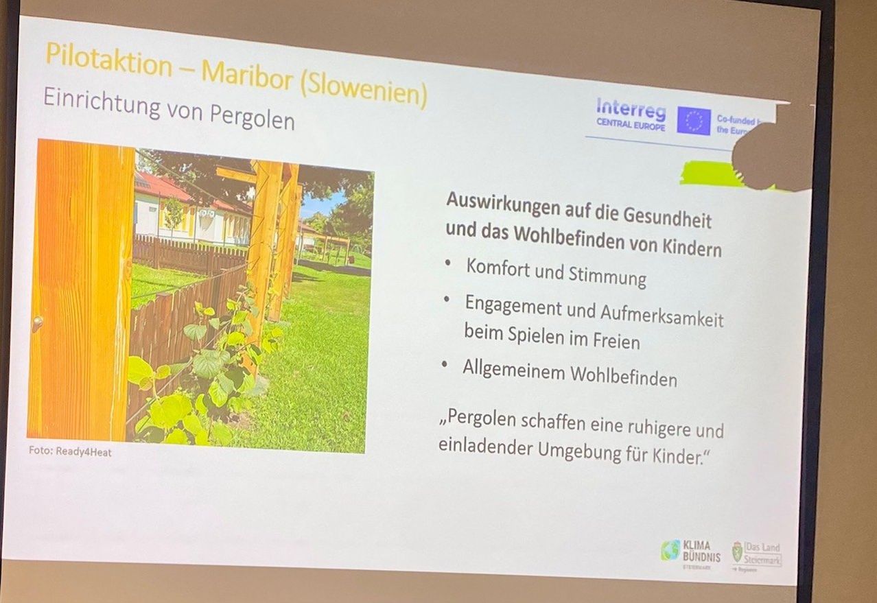 Ein Präsentationsfolie, die ein Foto eines Hauses mit Garten und Pergola zeigt, begleitet von Texten über die Auswirkungen von Pergolen auf die Gesundheit und das Wohlbefinden von Kindern.