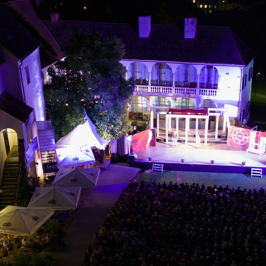 Bild enthält, Stage, Lighting, Concert, Crowd, Person, Indoors, Theater, Building, Urban, People