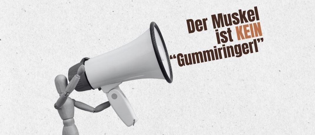 Eine Puppe hält ein Megaphon und verkündet, dass der Muskel kein "Gummiringer" ist. Der Text ist auf Deutsch.