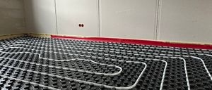 Bild enthält, Floor, Flooring, Architecture, Building, Indoors, Interior Design