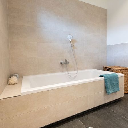 Bild enthält, Bathing, Tub, Bathtub, Person, Indoors, Interior Design