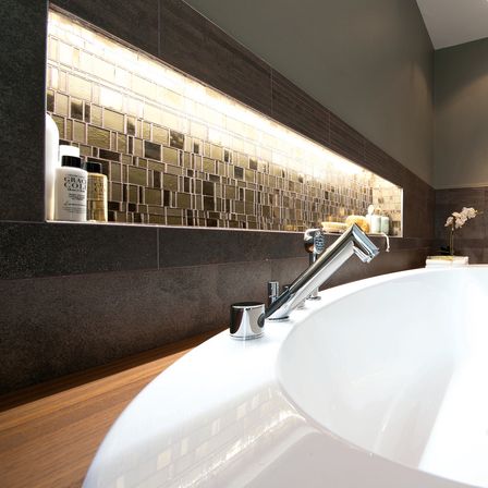 Bild enthält, Sink, Sink Faucet, Indoors, Interior Design, Bathing