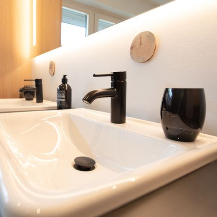 Bild enthält, Sink, Sink Faucet, Tap