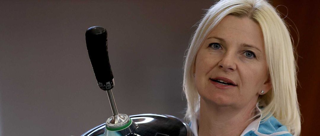 Bild enthält, Adult, Female, Person, Woman, Cookware, Face, Cooking Pan, Lady