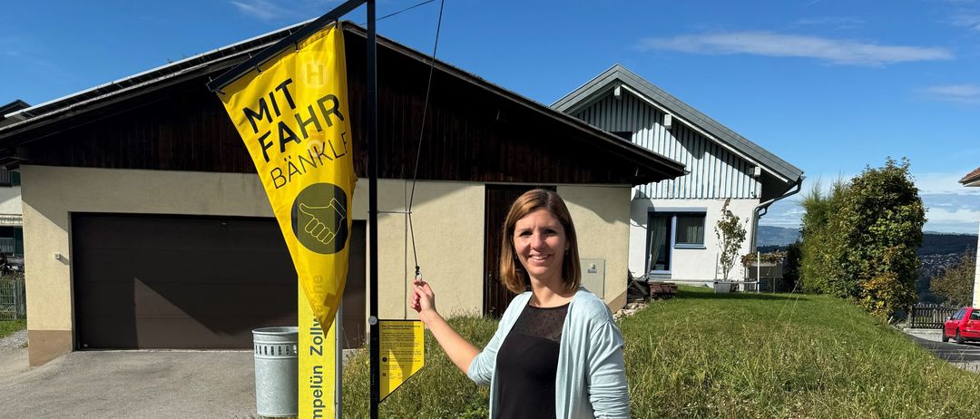 Bild enthält, Outdoors, Shelter, Pants, Person, Sitting, Portrait, Shoe, Grass, Furniture, Coat