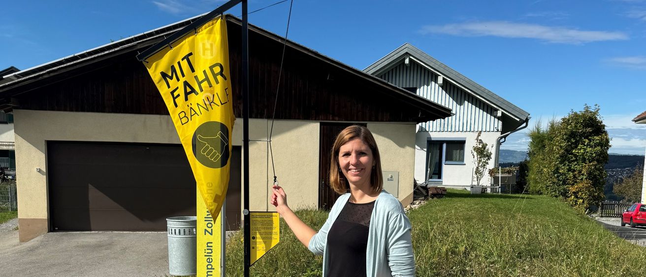Bild enthält, Outdoors, Shelter, Pants, Person, Sitting, Portrait, Shoe, Grass, Furniture, Coat