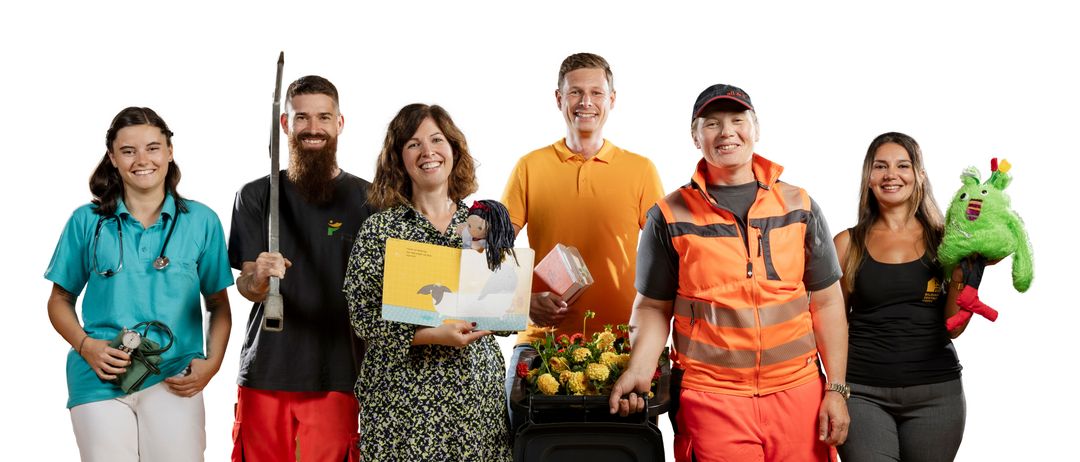 Bild enthält, Adult, Female, Person, Woman, People, Groupshot, Male, Man, Sword, Baseball Cap