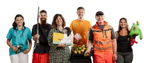 Bild enthält, Adult, Female, Person, Woman, People, Groupshot, Male, Man, Sword, Baseball Cap