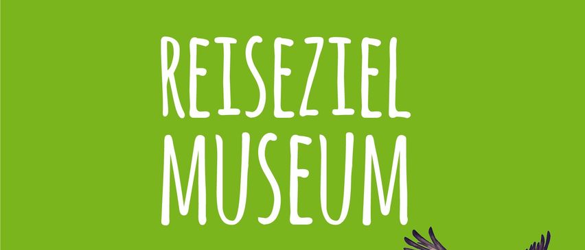 Ein farbenfrohes Poster zeigt eine Gruppe von Kindern, die auf einem Bären reiten. Einer hält eine Flagge, ein anderer ein Fernrohr und ein Dritter eine Laterne. Über ihnen fliegt ein Adler. Die Worte 'Reiseziel Museum' sind prominent in großen Buchstaben angezeigt.