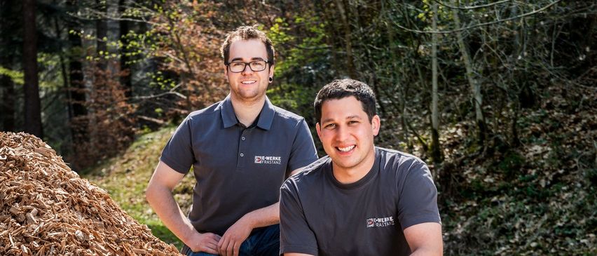 Bild enthält, Vegetation, Person, Photography, Portrait, Tree, Woodland, Adult, Male, Man, Pants