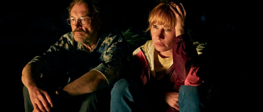 Bild enthält, Finger, Hand, Person, Adult, Male, Man, Head, Face, Pants, People