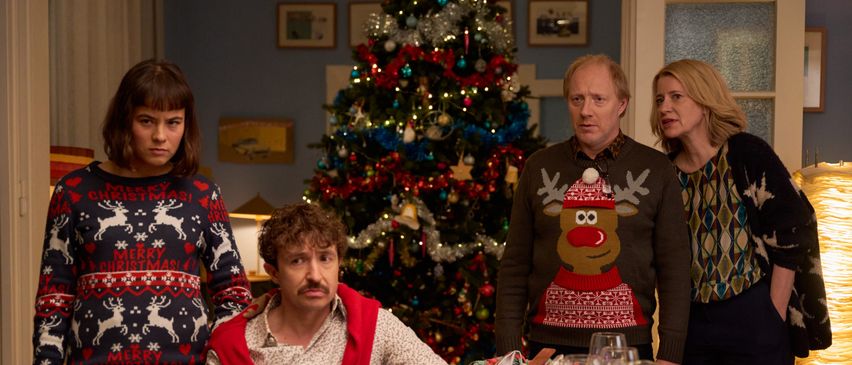 Bild enthält, Adult, Female, Person, Woman, Knitwear, Sweater, Couch, Face, People, Table