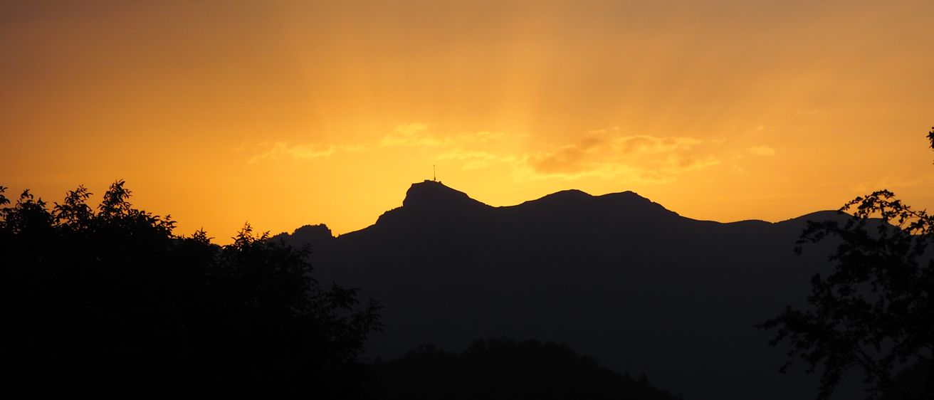 Bild enthält, Nature, Outdoors, Sky, Sunset, Sunlight, Silhouette, Sunrise, Scenery, Flare, Light