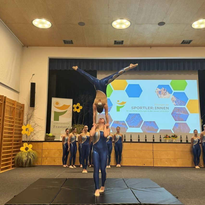 Bild enthält, Person, Cheerleading, Group Performance, Face, Head