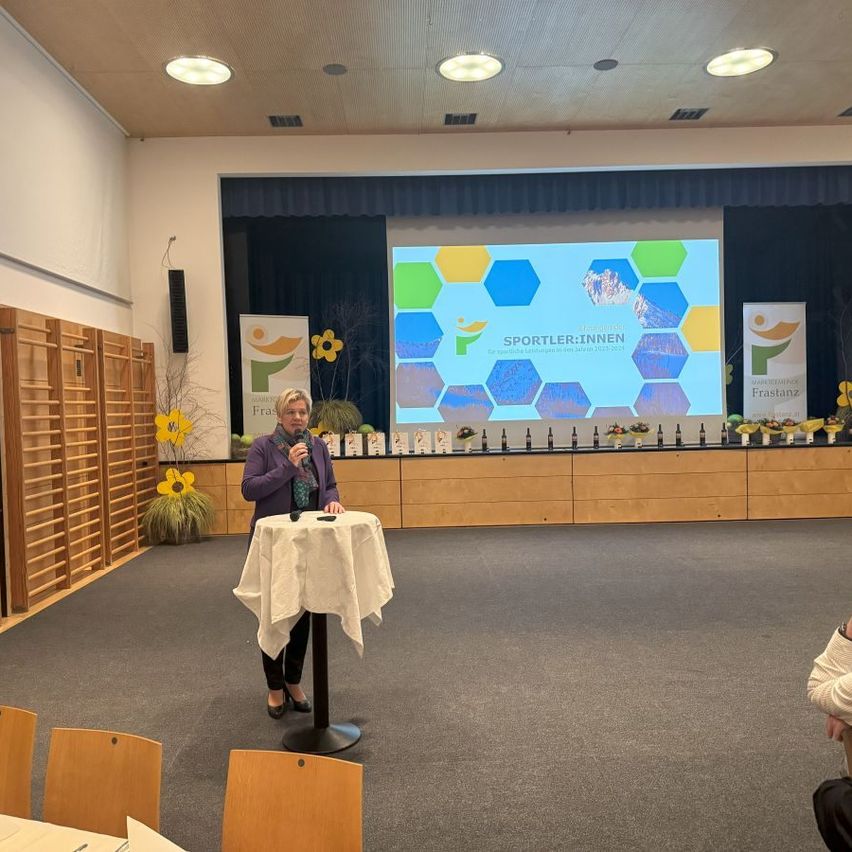 Bild enthält, Crowd, Person, Audience, People, Speech, Chair, Debate, Face, Shoe, Classroom