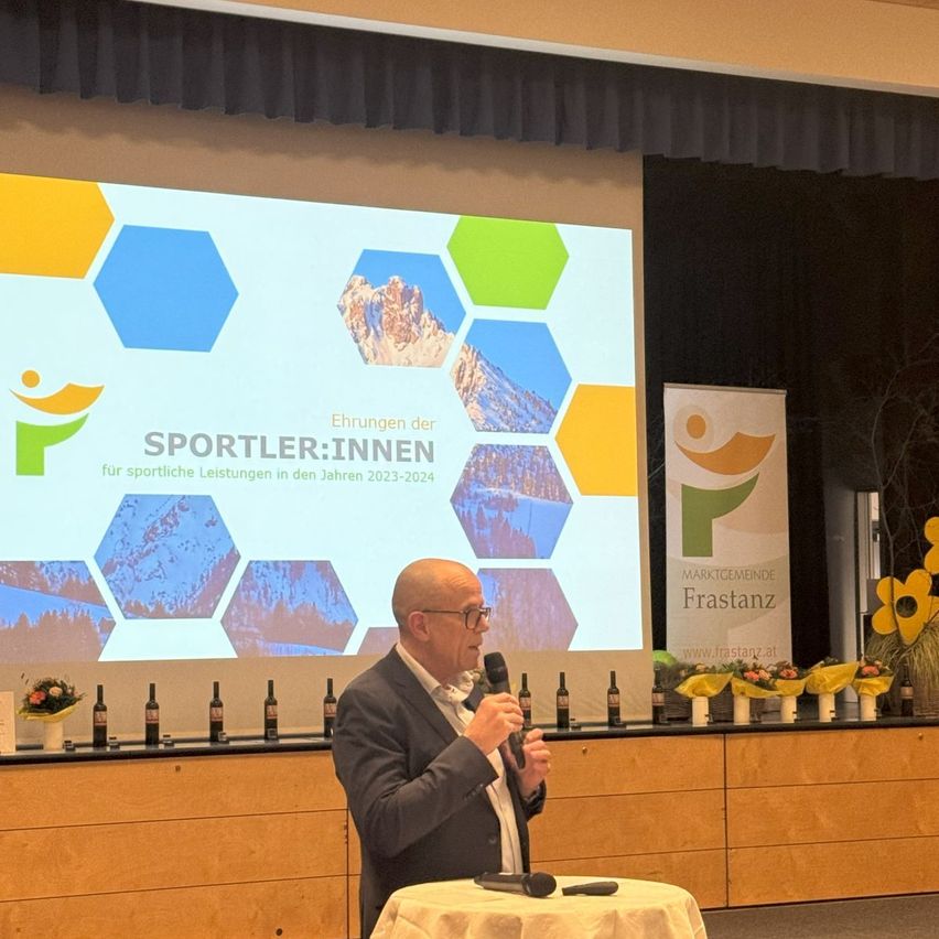 Bild enthält, Crowd, Person, Audience, Speech, Adult, Male, Man, Podium, Glasses, Face