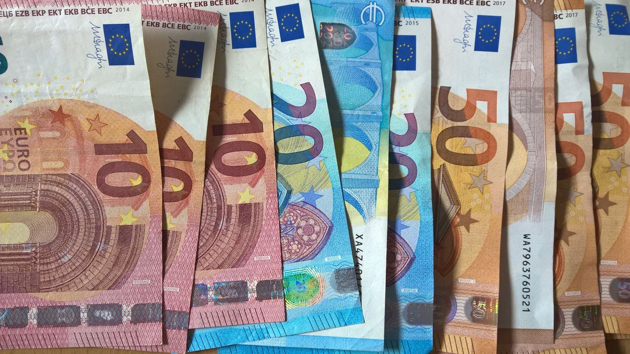 Eine Sammlung verschiedener Euro-Banknoten. Sichtbar sind 5, 10, 20 und 50 Euro Scheine. Jeder Schein hat ein einzigartiges Farbschema und Design.