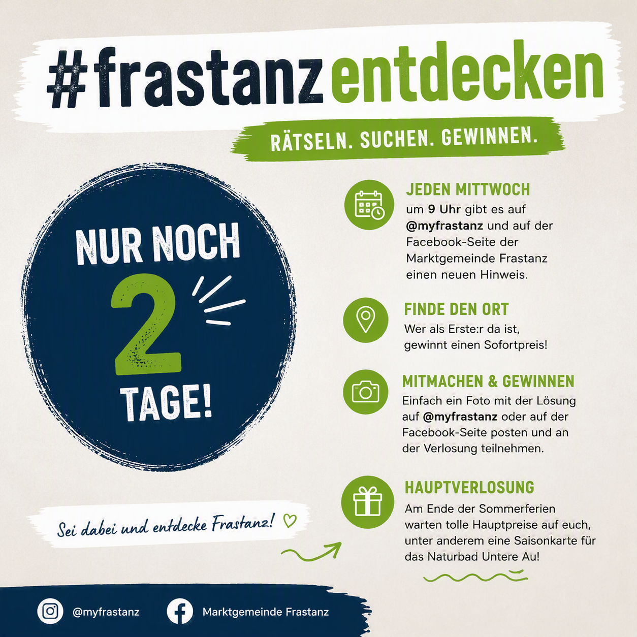 Ein Poster mit einem blauen Kreis, der die Zahl 2 und den Text 'Nur Noch 2 Tage!' enthält, mit einem grünen Pfeil nach rechts. Unter dem Kreis befindet sich der Text 'Sei dabei und entdecke Frastanz!' mit einem Herzsymbol. Das Poster enthält Informationen über eine wöchentliche Herausforderung, einen versteckten Ort zu finden, mit einem Preis für den Ersten, der ihn findet. Das Poster erwähnt auch einen Hauptpreis am Ende der Sommersaison.