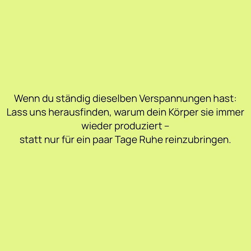 Der Text lautet: 'Wenn du ständig dieselben Verzögerungen hast: Lass uns herausfinden, warum dein Körper sie immer wieder produziert - statt nur für ein paar Tage Ruhe reinzubringen.' Er ist weiß auf grünem Hintergrund geschrieben.