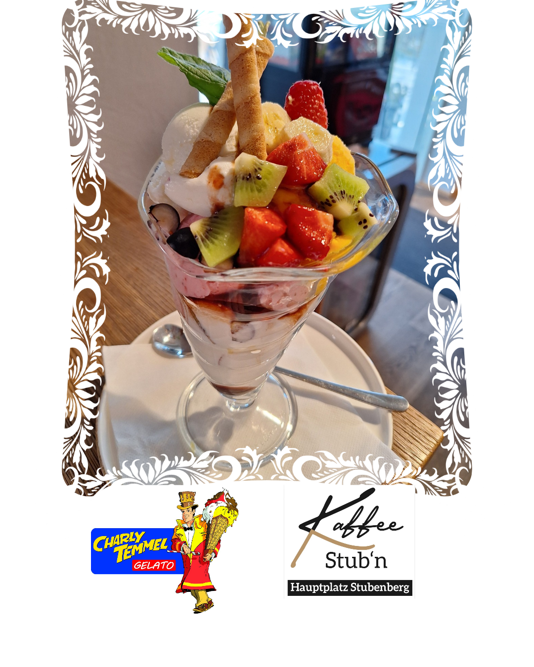 Ein hoher Glasbecher gefüllt mit Eiscreme, gekrönt mit Früchten und garniert mit einem Brotstiel. Er sitzt auf einer Untertasse mit einem Löffel und ist auf einem Holztisch platziert. Unten befinden sich zwei Logos.