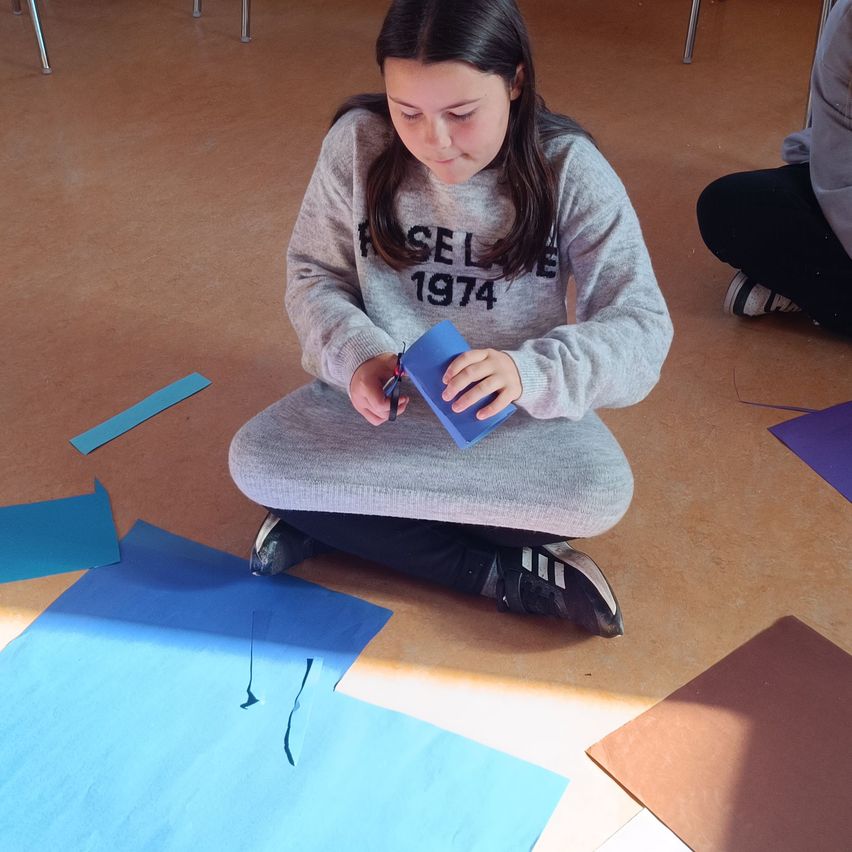 Bild enthält, Floor, Flooring, Face, Person, Portrait, Chair, Wood, Table, Plywood, Living Room