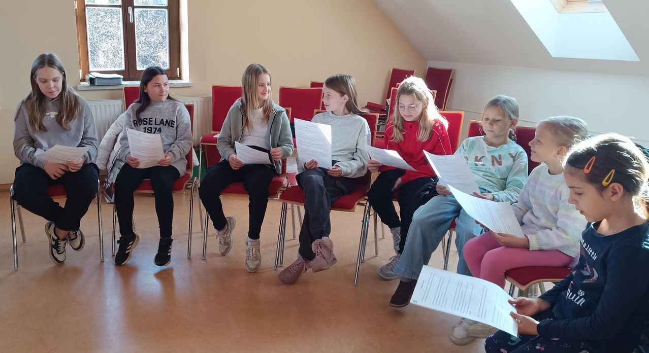 Bild enthält, Boy, Child, Male, Person, Adult, Female, Woman, People, Student, Shoe