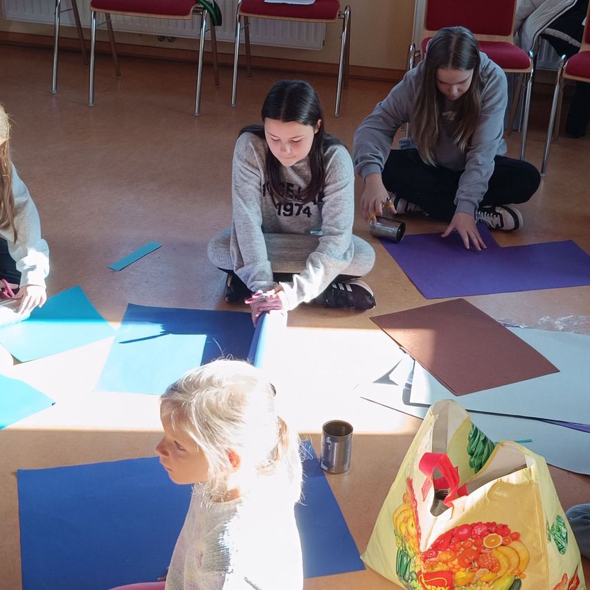 Bild enthält, Person, Female, Girl, Teen, Child, Student, Handbag, Shoe, People, Face
