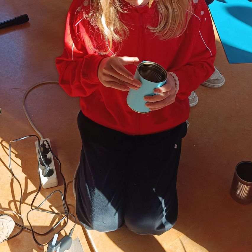 Bild enthält, Person, Photography, Portrait, Coat, Finger, Jacket, Child, Female, Girl, Wood