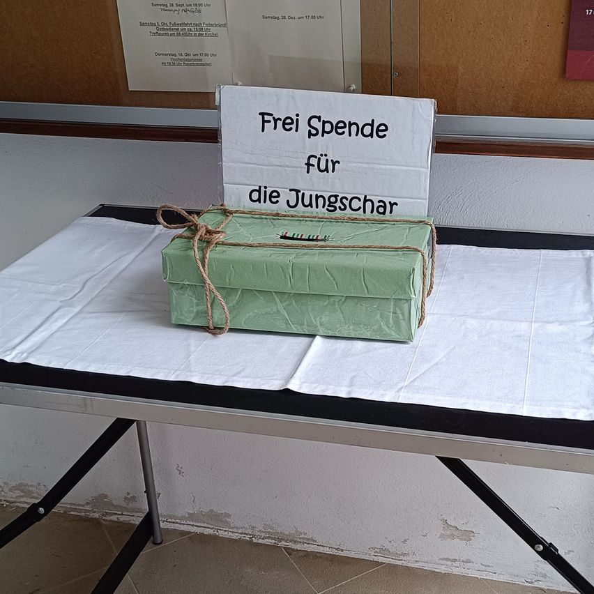 Bild enthält, Furniture, Table, Desk, Sword, Weapon, Box, Bed