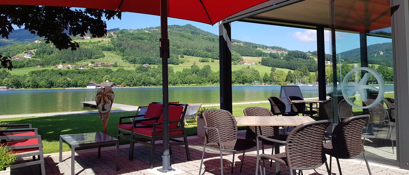 Bild enthält, Nature, Outdoors, Scenery, Lakefront, Food, Ice Cream, Chair, Furniture, Wheel, Table