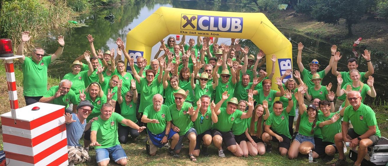 Bild enthält, People, Grass, Park, Summer, Shelter, Vegetation, Tree, T-Shirt, Portrait, Shorts